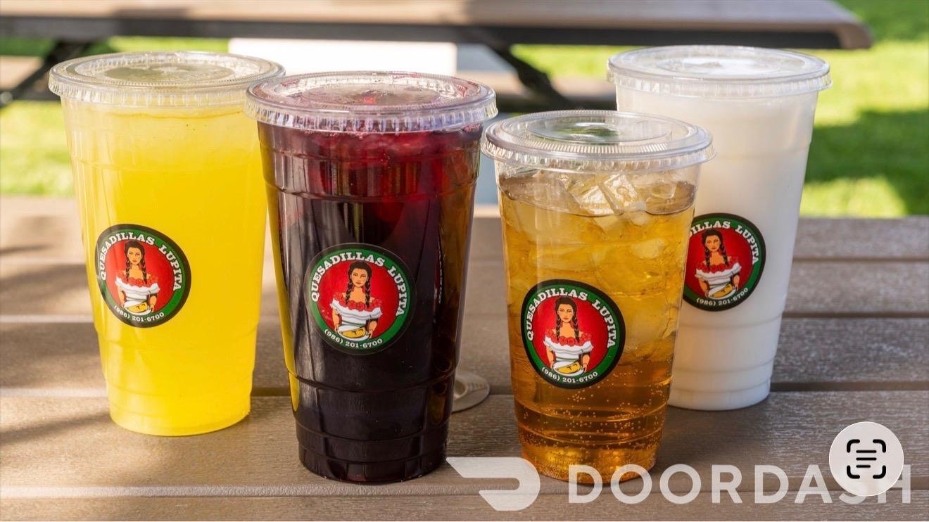Aguas frescas de horchata, jamaica y piña en vasos con hielo — Quesadillas Lupita, Caldwell, Idaho